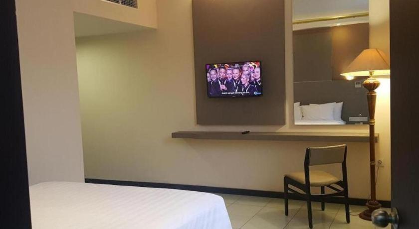 Kharisma Hotel Madiun Exterior foto