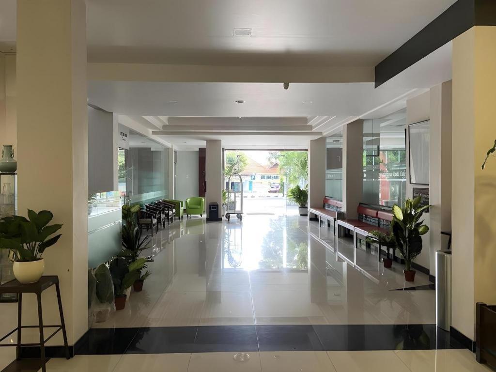 Kharisma Hotel Madiun Exterior foto
