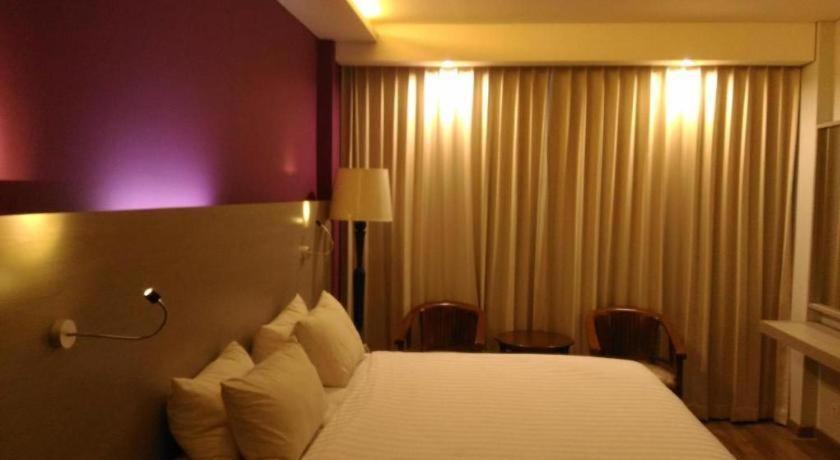 Kharisma Hotel Madiun Exterior foto