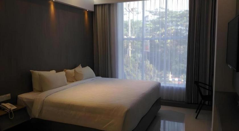 Kharisma Hotel Madiun Exterior foto